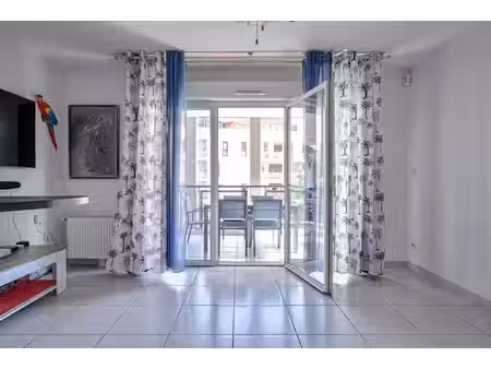 appartement t2 de 43m2 avec une terrasse de 10m2 et 1 parking en sous-sol à marseille