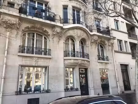 location commerce paris 75016 60m²