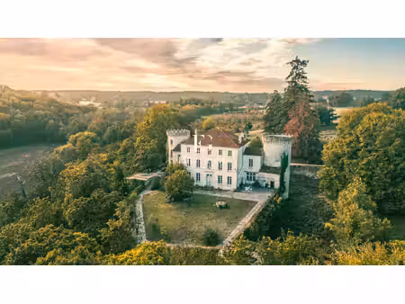 château du xiiie siècle et son domaine de 8 hectares aux portes d'angoulême
