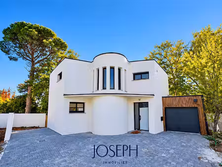 tournefeuille  contemporaine de 215 m² avec jardin  piscine et garage.