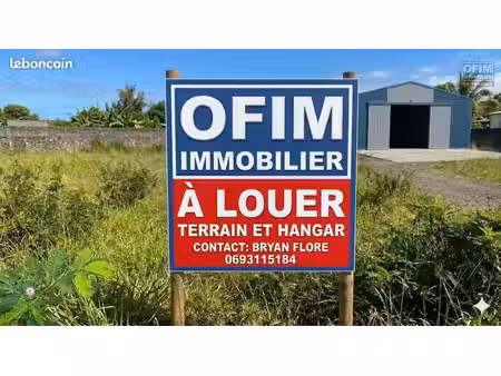 à louer – terrain de 1 103 m² avec hangar et studio – sainte-marie