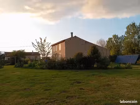 loue maison avec grand terrain clos