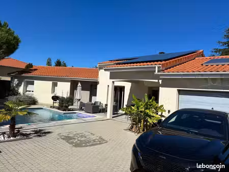 à vendre superbe maison de plain-pied de 134 mètres habitable avec piscine terrasses couve
