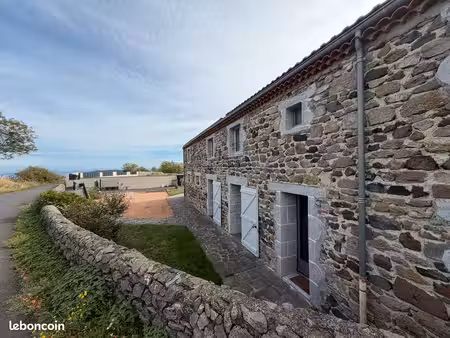 longère en pierre avec gîte indépendant - olloix (puy-de-dôme)