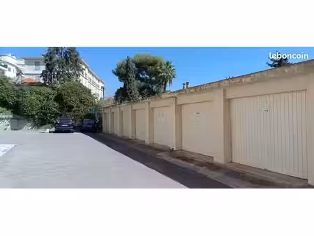 très grand box plein pied facile d'accès 16m² parc impérial st philippe