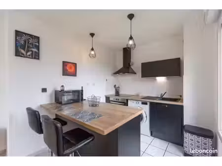 t2 meublé placé au bois