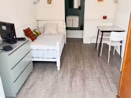 chambre meublée indépendante avec terrasse – centre de grasse – 490 charges comprises