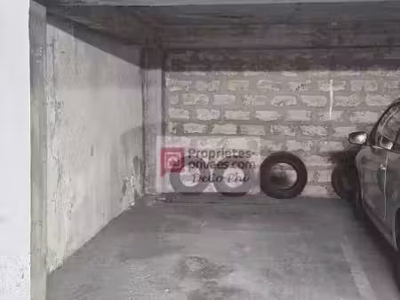 un emplacement de parking une place