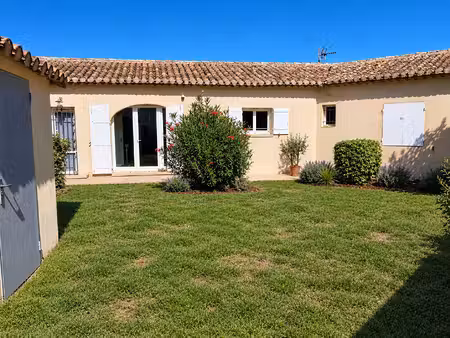 saint martin de crau : charmante maison de plain-pied   proche centre-ville