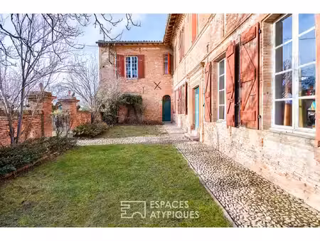 a proximité de toulouse  propriété de village du xviiie siècle village  parc et dépendance