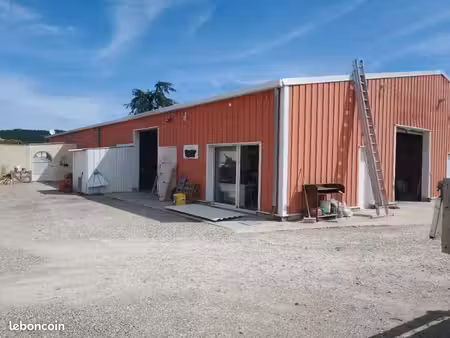 vend dépôt 242m2 + appartement de 80m2
