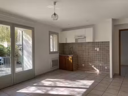 pernes-les-fontaines_appart t2 balcon parking