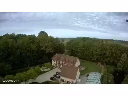 maison de caractère avec 2 tours en colombages – piscine couverte  mare  4400 m² clos – en