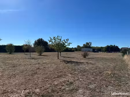 terrain 602 m² brax
