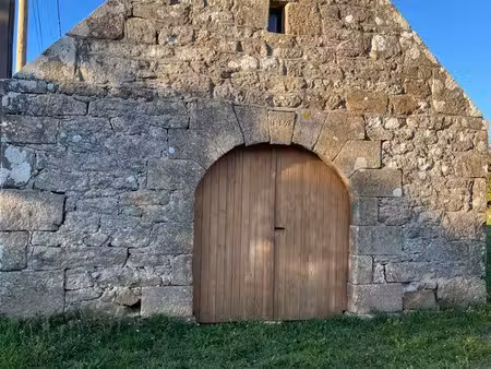 à louer – bâtiment en pierre de 50 m² – primelin