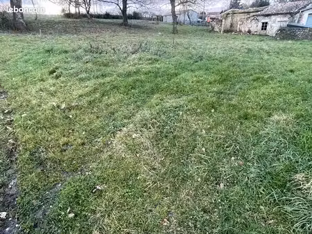terrain constructible 686 m² avec bâtisse en pierre - vertheuil centre