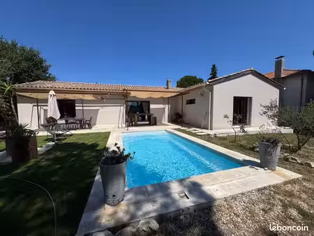 maison / villa moderne avec piscine et grand jardin