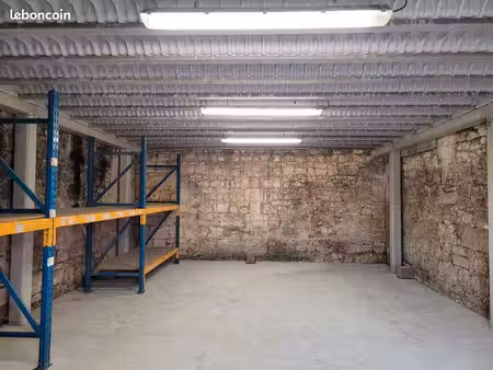 local de stockage de 60 m2 avec 50 m2 de parking