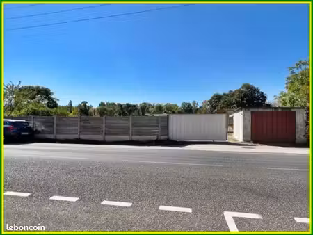 terrain de 500m2 avec box et hangar