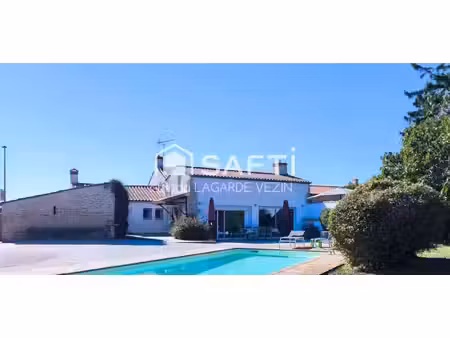 maison en pierre pleine de charme avec piscine  terrasse et jardin sans vis-à-vis