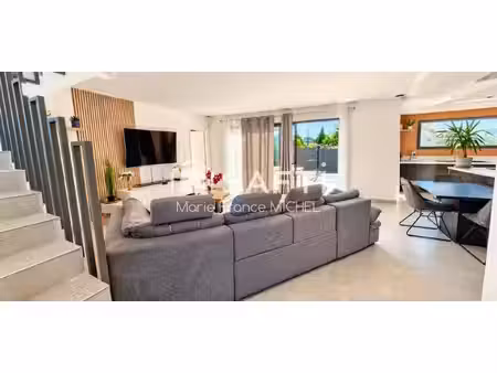 superbe maison contemporaine de 125 m² avec piscine  garage et terrain de 505 m². 4 chambr