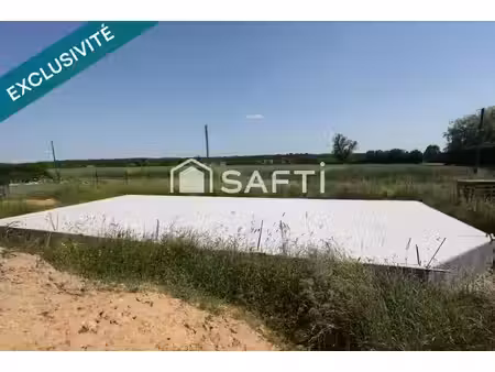 terrain constructible. façade 32m. proche frontière.