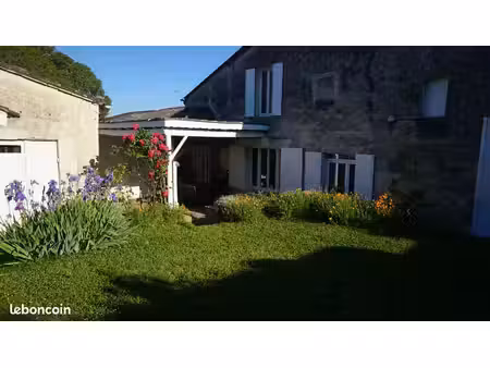 maison en pierre au coeur d'un village de charme