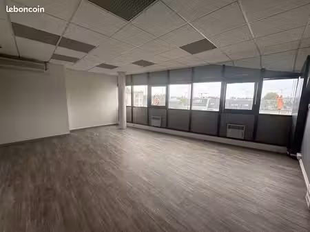 bureaux 77 m²
