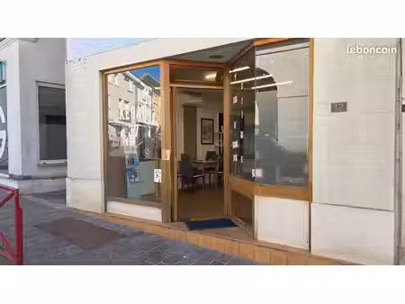bourgueil centre – murs commerciaux loués  55 m² – rendement 9 2 %