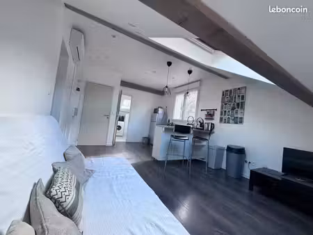 t2 mansardé 46m2 au sol/29m2 hab  rénové  très lumineux- gières
