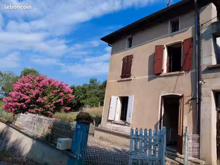maison ancienne avec beaucoup de dépendances