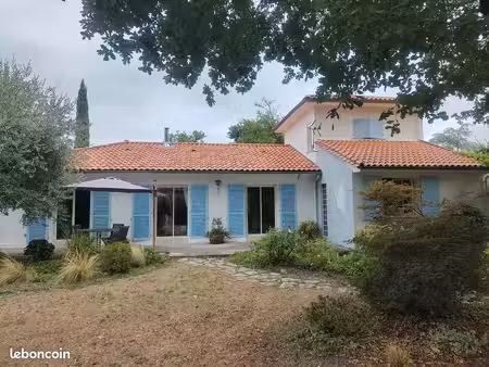 maison dans grand jardin paysagé