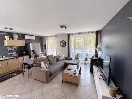 appartement t3 lumineux  dernier étage avec ascenseur et grande terrasse