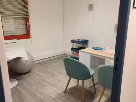cabinet/ bureau à l’etape