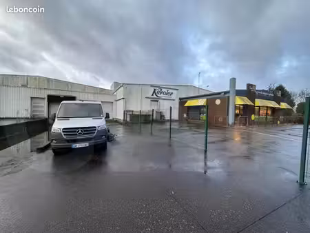 local 8 700 m²