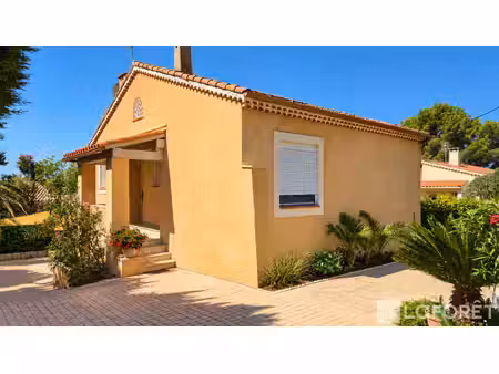 saint-raphaël maison avec aperçu mer  à quelques minutes des plages et du port de santa lu