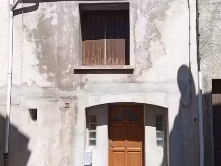 maison de village à rénover avec de beaux volumes et cour intérieure fort potentiel !!
