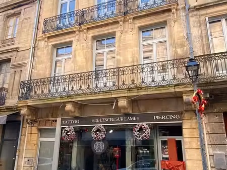à louer – local commercial entièrement rénové  situé au 13 rue de la république  en plein 