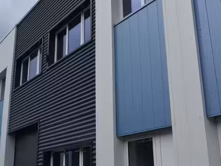 local 144 m² et bureau équipé 38190