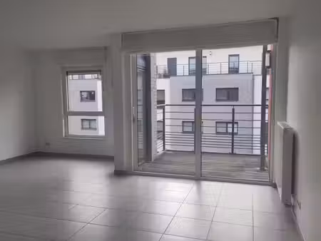 appartement 2ch avec terrasse et parking (1200+100)