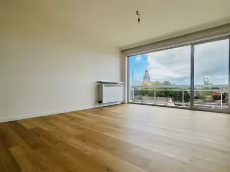 appartement rénové avec 2 chambres et 2 terrasses – peb b