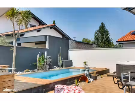 maison de plain-pied rénovée avec piscine et jacuzzi