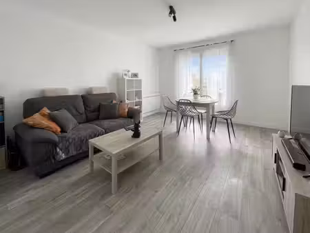 caen rive droite f2 avec balcon et parking