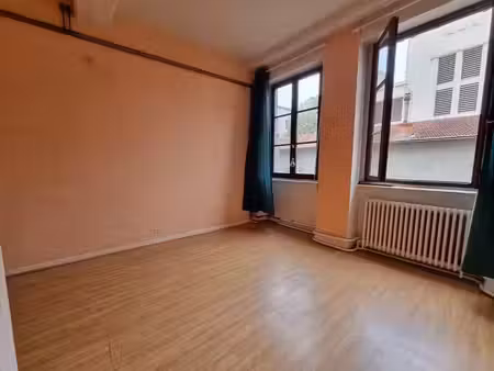 vente lyon 69001 - canut de type t3 de 64m2 a potentiel a 3mn a pied place croix rousse