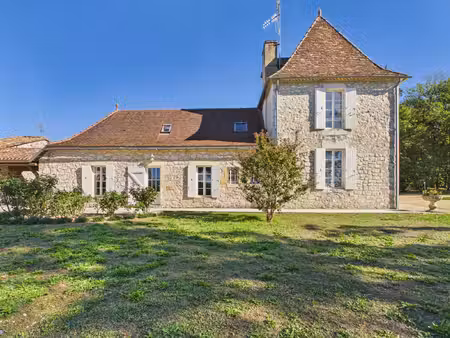 élégante maison de maître  seconde maison périgourdine et dépendances sur près de 2 5 hect