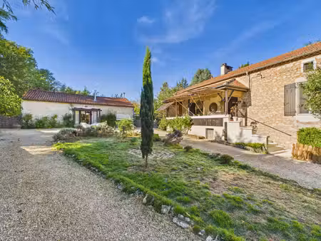 charmant ensemble en pierre avec maison d'amis et piscine au coeur du lot