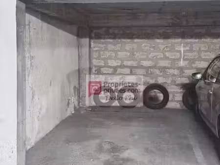 un emplacement de parking une place