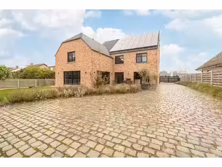 wij bieden u een andere kijk op vastgoed.