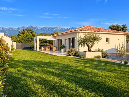 ghisonaccia- magnifique villa avec piscine sur terrain de 1300 m2