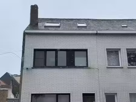 prachtig gerenoveerde halfopen woning met 4 slaapkamers en garage nabij de spuikom!
